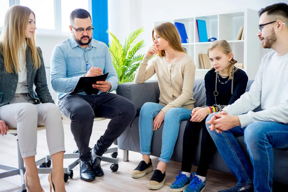 family-therapy-addiction-parsippany therapist family therapy for addiction discussing with mother and daughter