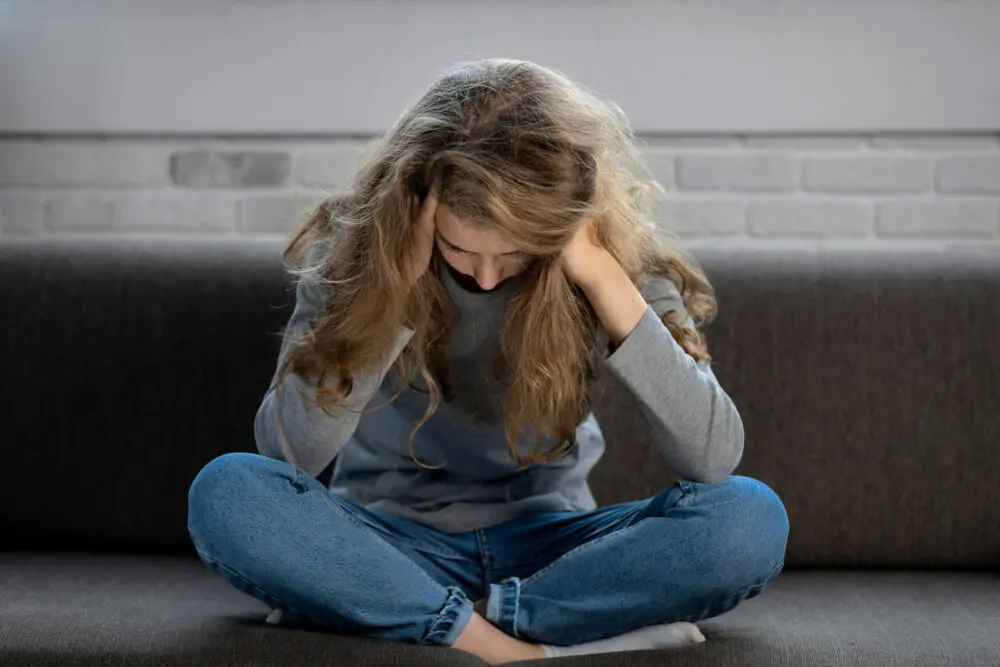 teen-stress-common-causes teen girl experiencing common causes of stress